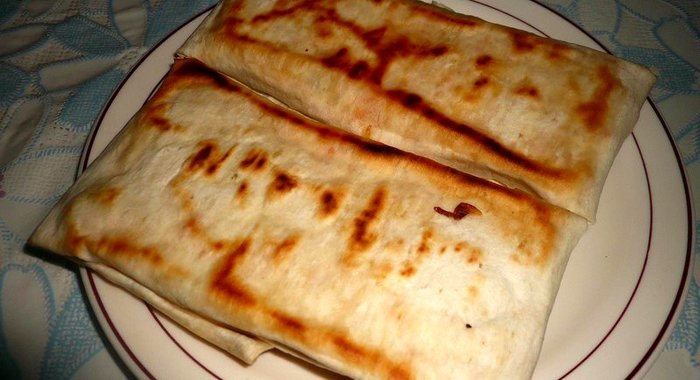 Конвертики из лаваша с морковью по-корейски