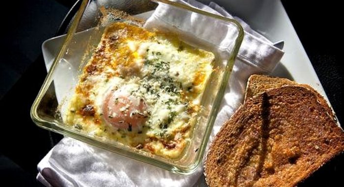 Запеченная яичница с зеленью