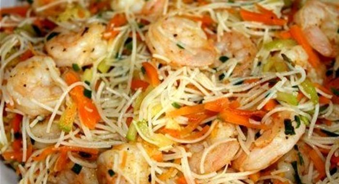 Рисовая лапша с креветками и овощами по‑тайски