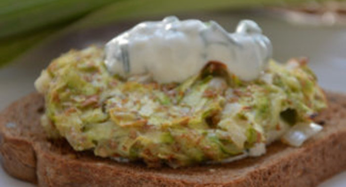 Тост с котлетой из кабачка