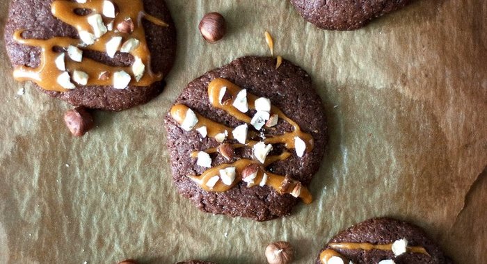 Шоколадное печенье с карамелью и фундуком