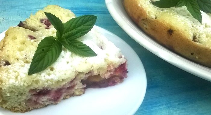 Шарлотка со сливами и малиной