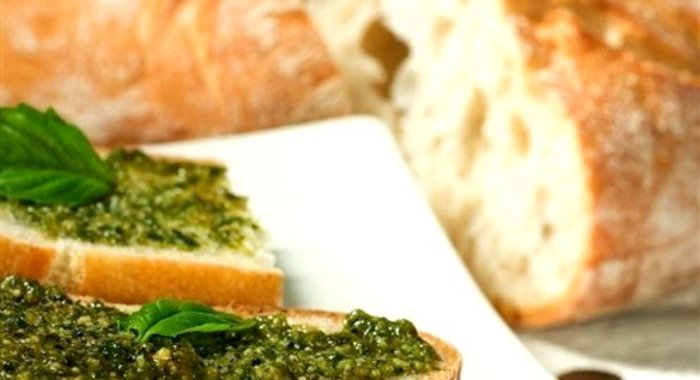Гренки с соусом песто