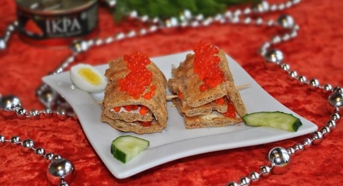 Простые канапе с сыром и икрой из хлебцев