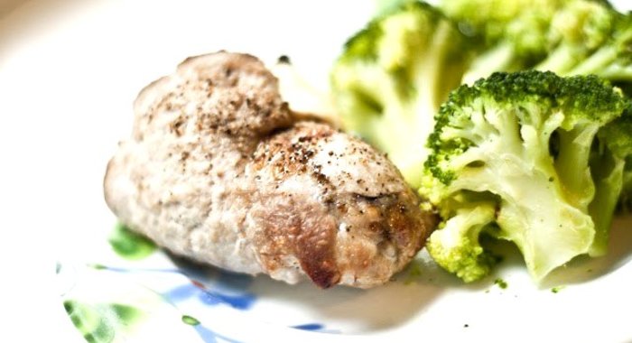 Свиные рулеты с сыром и маринованными огурцами