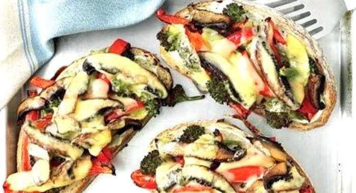 Бутерброды с грибами, брокколи и сыром