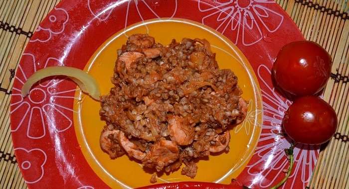 Гречка с овощами и сосисками