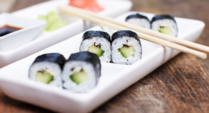 Вегетарианские роллы с авокадо и огурцом