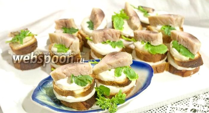 Канапе из томатного хлеба, скумбрии и дайкона