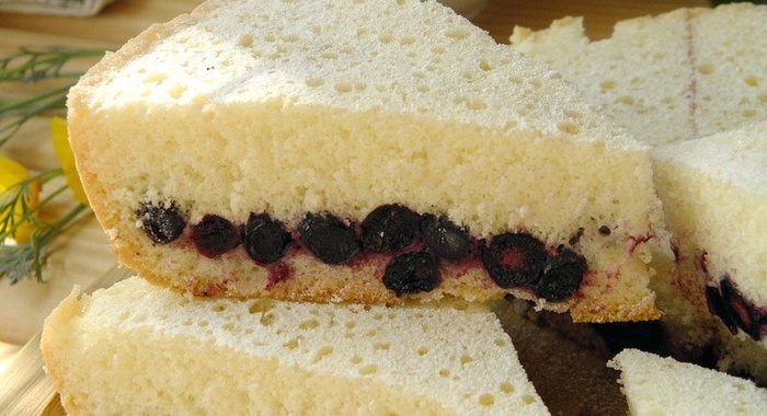 Шарлотка с ягодами