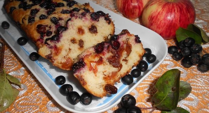 Шарлотка с изюмом, яблоками и черноплодной рябиной