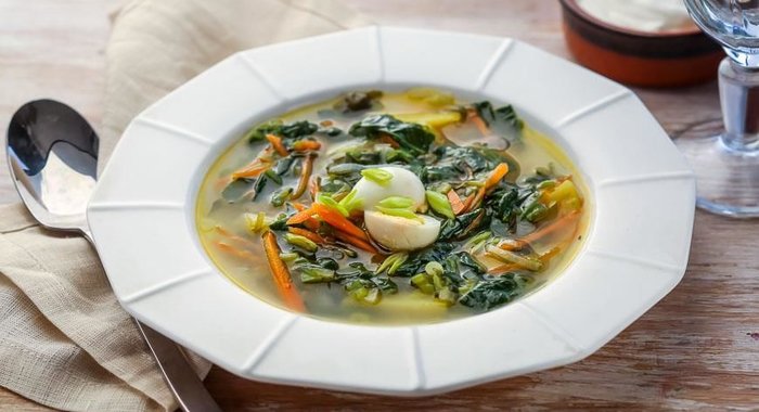 Щи зеленые с яйцом на мясном бульоне