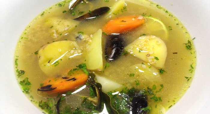Уха из судака с беломорскими мидиями