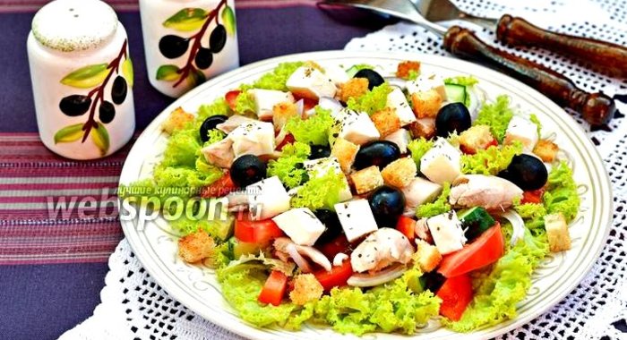 Греческий салат с курицей и сухариками