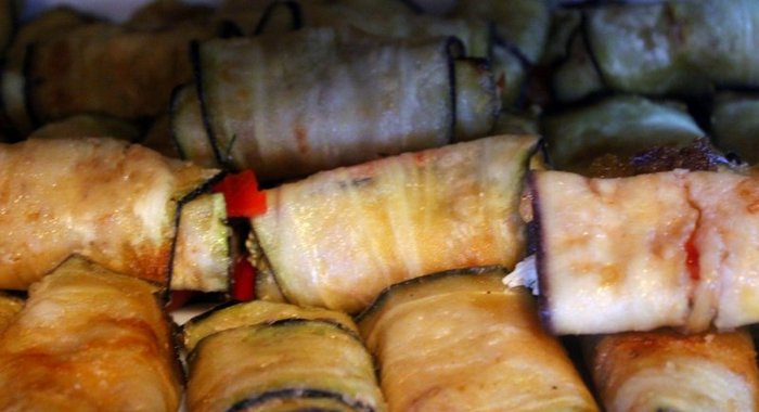 Баклажанные рулетики с сыром и помидорами