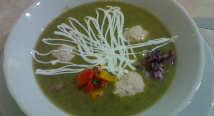 Суп пюре с рисом и шпинатом.