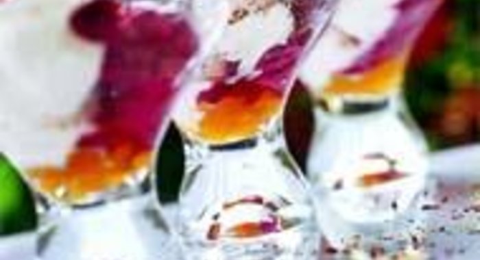 Мороженое с вишнями и абрикосовым мармеладом