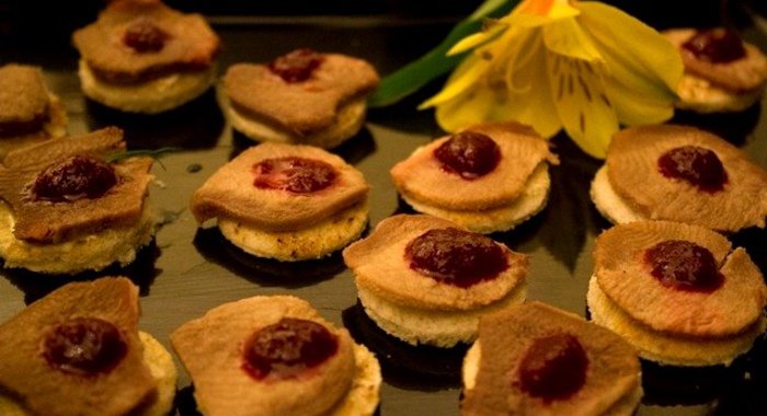 Канапе с языком