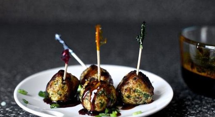 Фрикадельки с луком и имбирным соусом