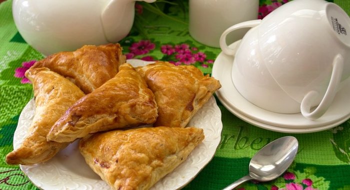 Пирожки из слоеного теста с грибами и курицей