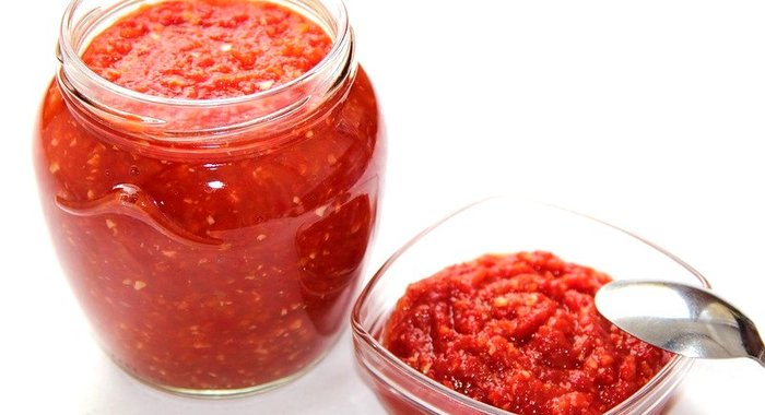 Аджика с хреном и чесноком без варки