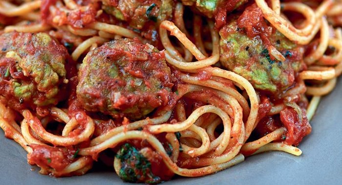 Спагетти с фрикадельками из цесарки в томатном соусе