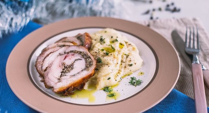 Рулет из свинины с грибной начинкой