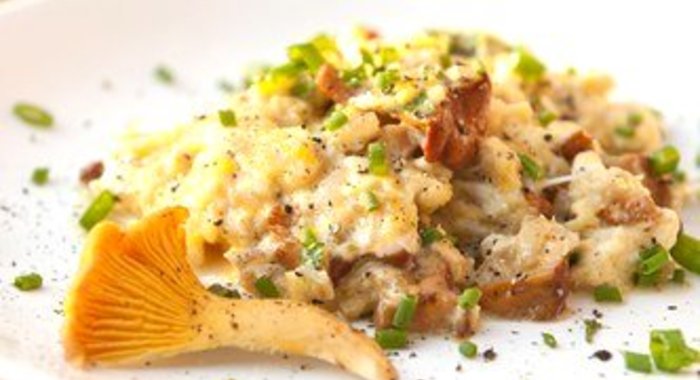 Омлет с лисичками и зеленым луком