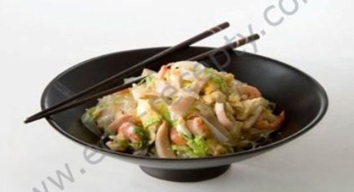 Рисовая лапша с креветками и кальмарами