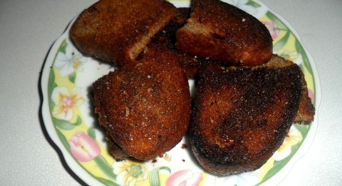 Соленые гренки с хлеба с отрубями