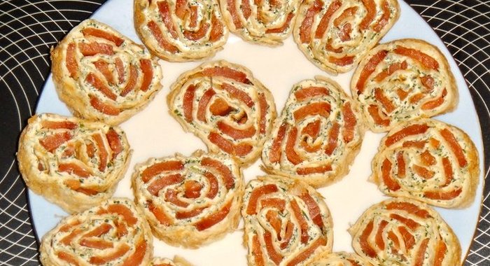 Лаваш, фаршированный красной рыбой