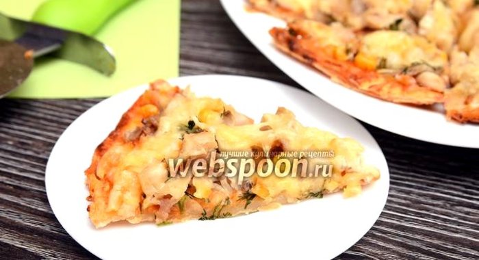 Пицца с курицей, укропом, вёшенками и кукурузой