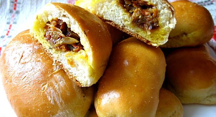 Дрожжевые пирожки с жареной капустой