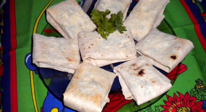 Печеный лаваш с сыром, чесноком и зеленью