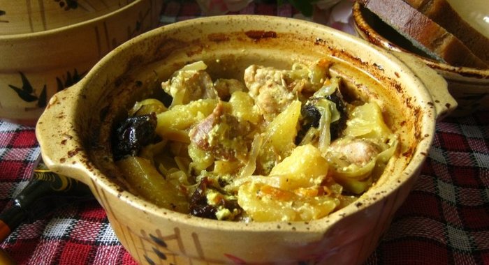 Жаркое из свинины в горшочках