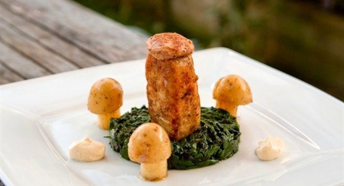 Пожарские котлеты с фуа-гра, сметанным соусом и грибами из картофеля