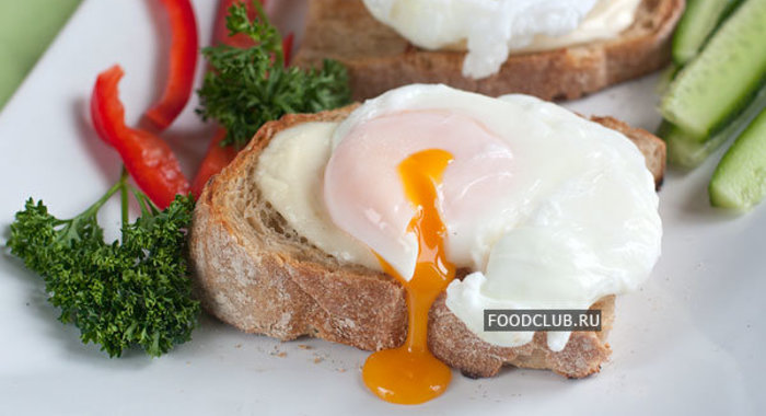 Тосты с яйцом-пашот и моцареллой