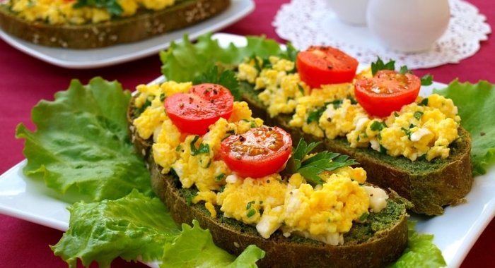 Зелёные бутерброды с омлетом и брынзой