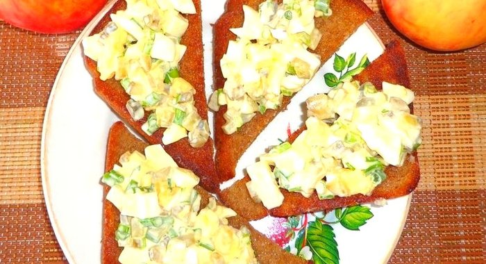 Гренки с яйцом и соленым огурцом