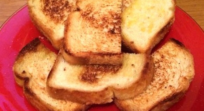 Гренки с чесноком и солью