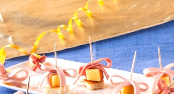 Канапе с сыром и колбасой