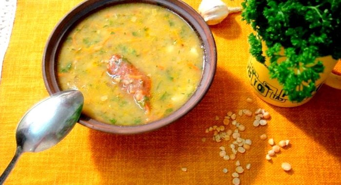 Суп гороховый на копчёных крыльях с чесноком