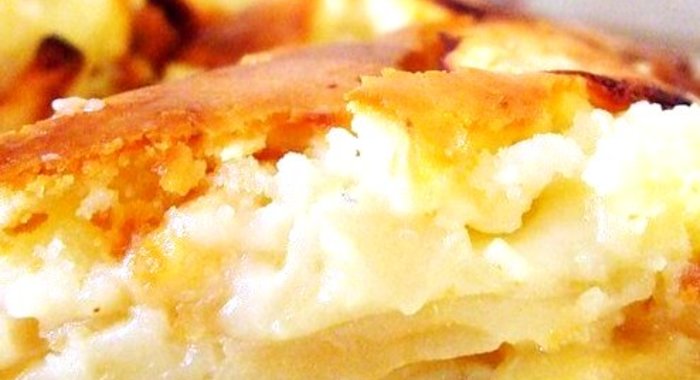 Шарлотка с яблоками, бананами и корицей