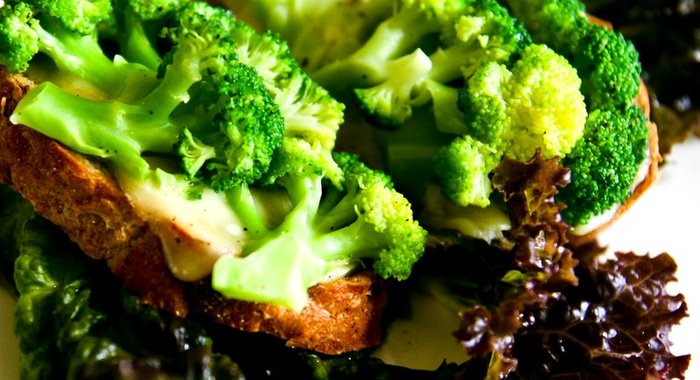 Тосты с брокколи и сыром чеддер