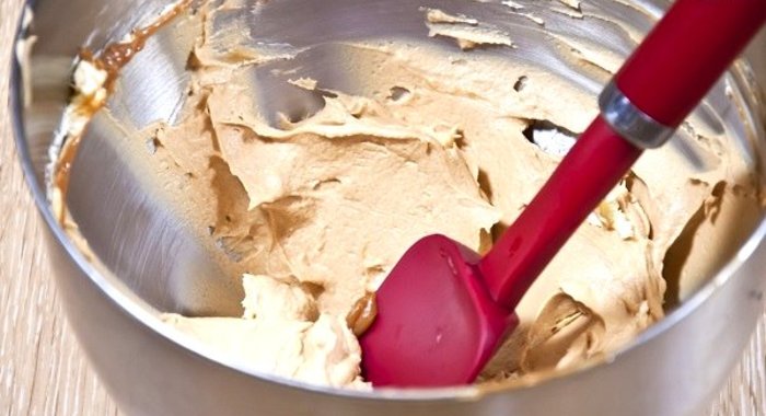 Крем из вареной сгущенки и масла