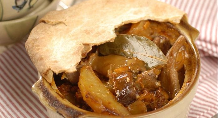 Жаркое с мясом и грибами в горшочках