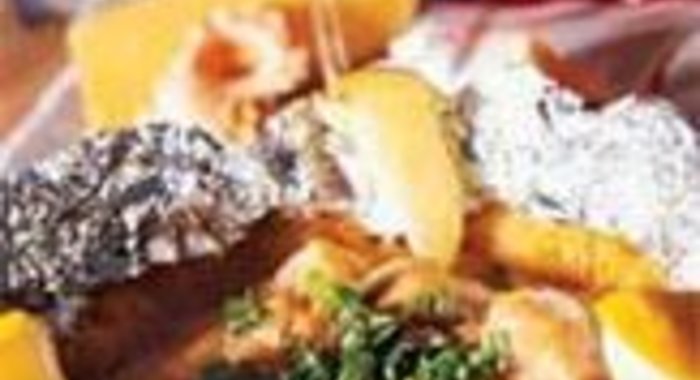 Филе семги, запеченное на картофельном блинчике под соусом карри