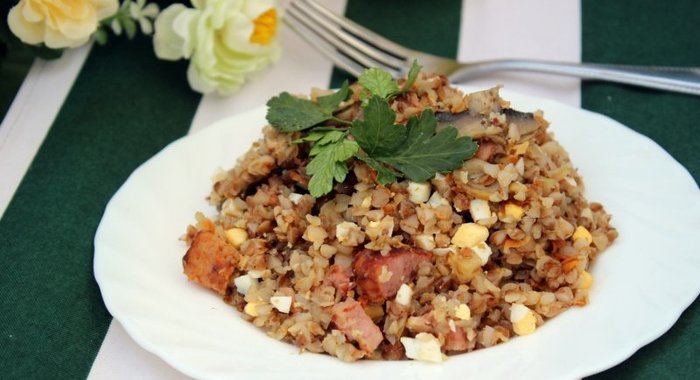 Гречка с шампиньонами, сырокопченой грудинкой и яйцом
