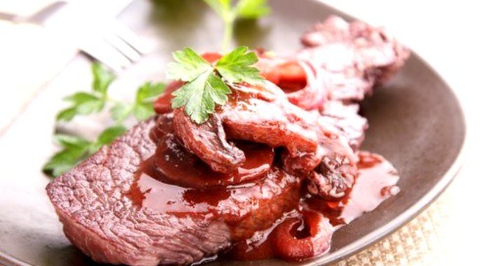 Горячий грибной соус с красным вином и тимьяном к мясу