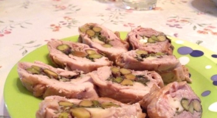 Куриный рулет с фисташками